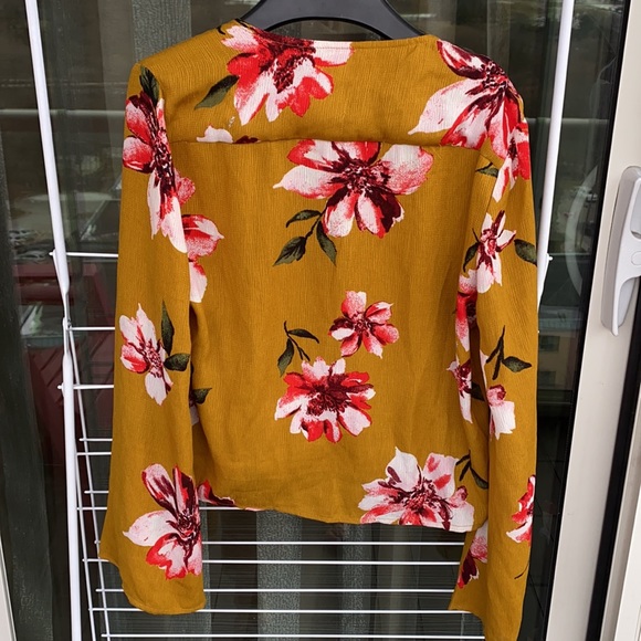 Dance&Marvel Bellsleeve Top size Medium - Picture 2 of 2